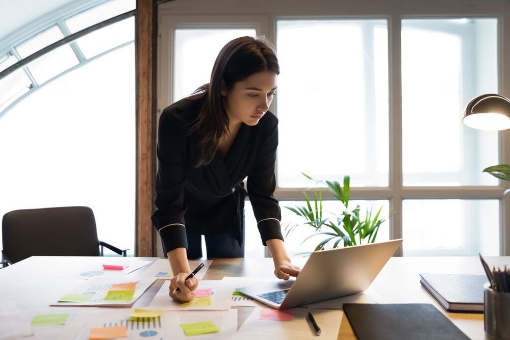 Corretora adotando estratégias de captação de imóveis com ferramentas e recursos digitais